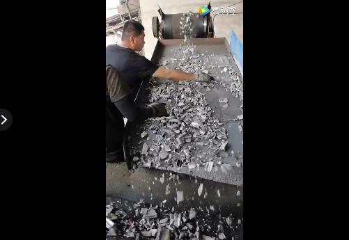 废铝蜜桃性爱免费视频处理废铝铝合金物出料效果视频